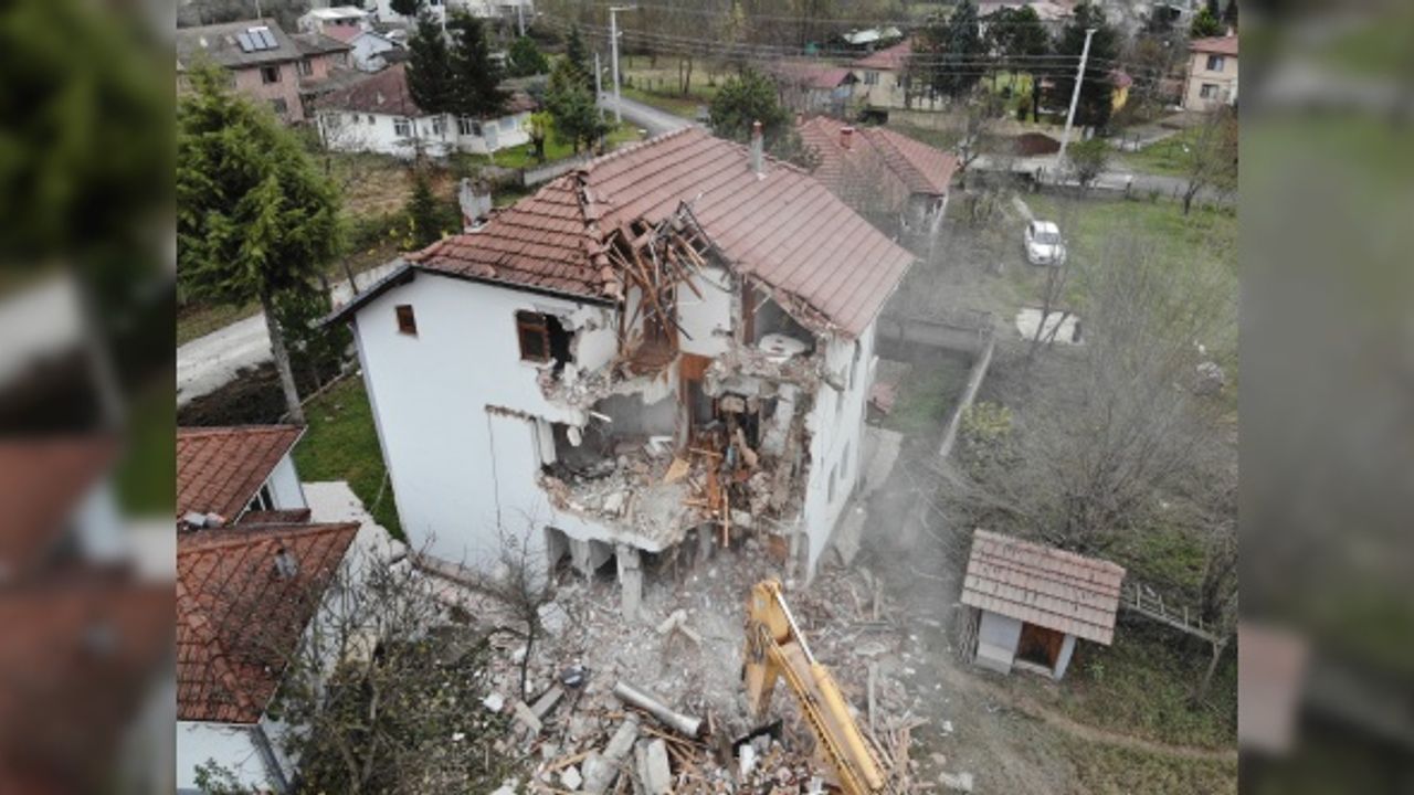Ağır hasar gören 107 bina yıkıldı