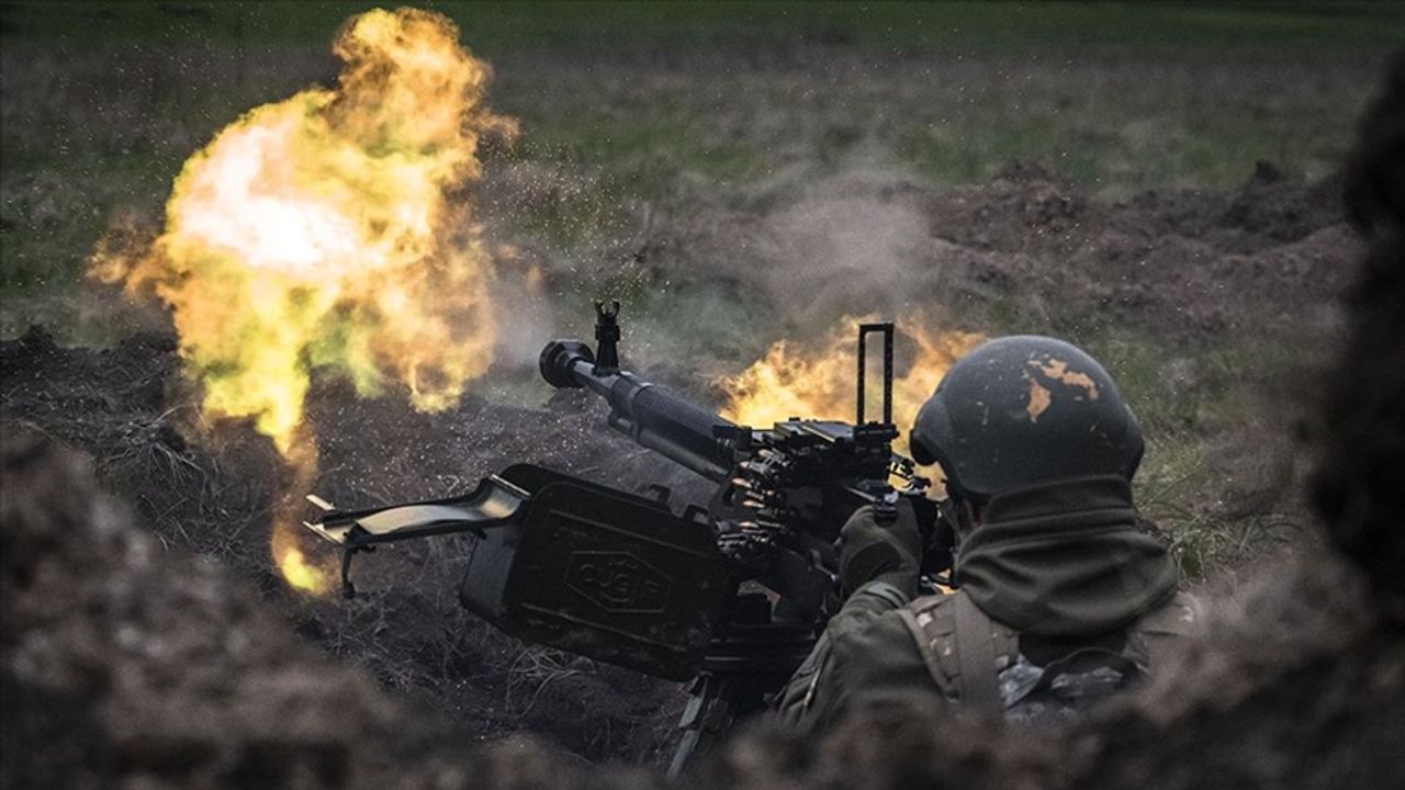 Ukraynalı askerler ağır silahlarla eğitimden geçiyor