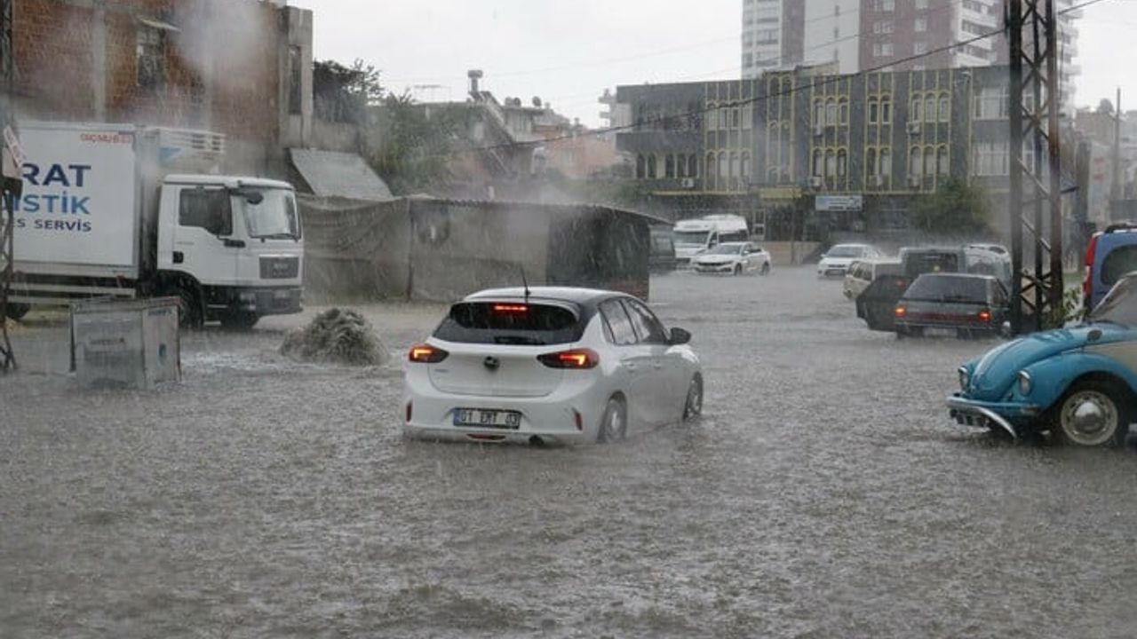Adana'yı sağanak yağış ve dolu vurdu