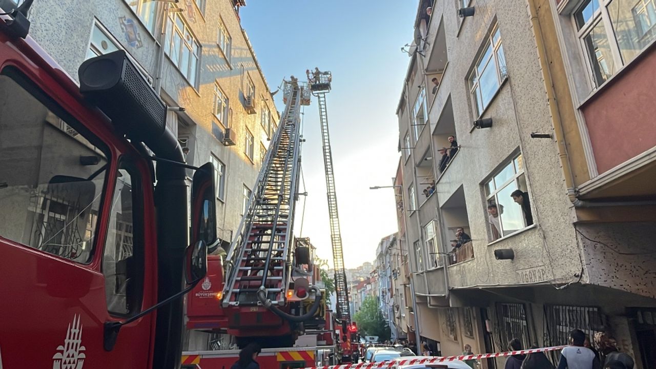 Bağcılar'da 4 katlı binanın çatısında yangın
