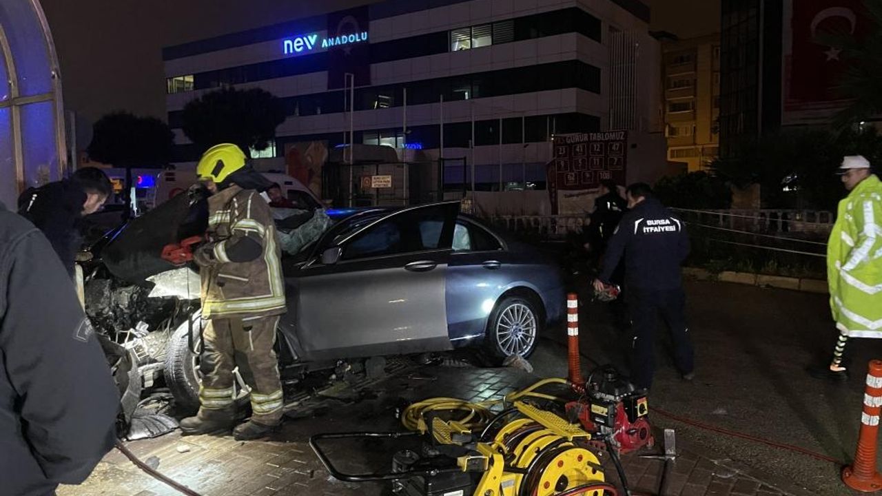 Bursa'da metro hattının duvarına çarptı: 3 ölü
