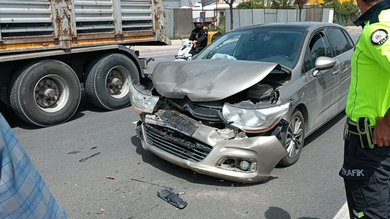 Bursa’da tıra arkadan çarpan otomobildeki 2 kişi yaralandı