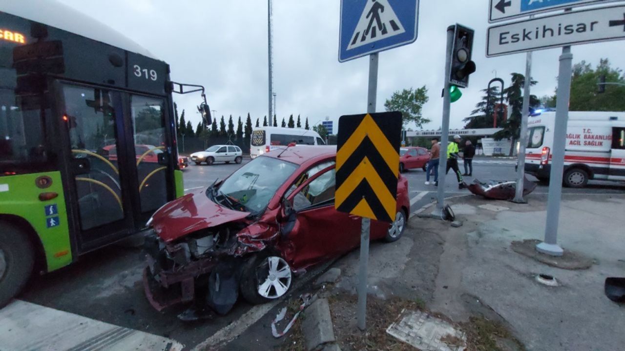 Kocaeli'de iki otomobilin çarpıştığı kazada 1 kişi yaralandı