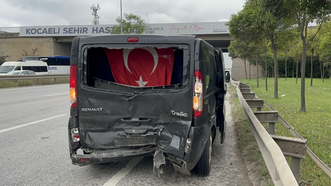Kocaeli'de iki servis aracının karıştığı kazada 4 işçi yaralandı