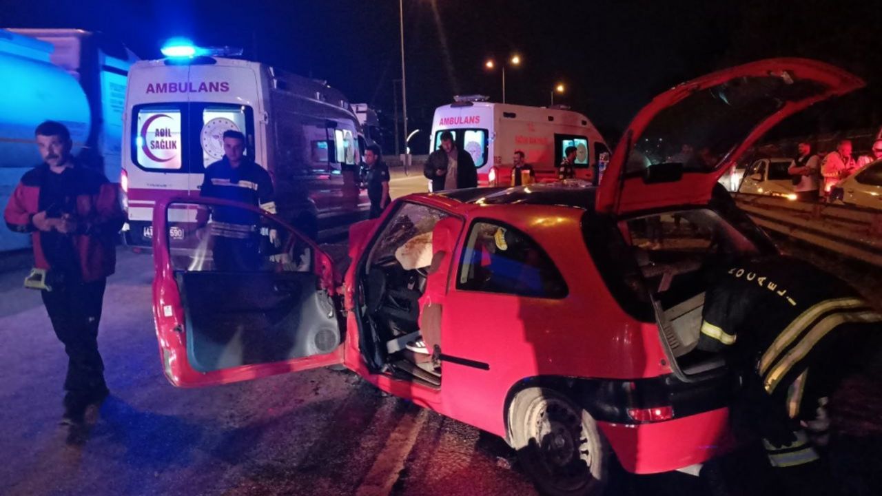 Kocaeli'de tıra çarpan otomobildeki 4 kişi yaralandı