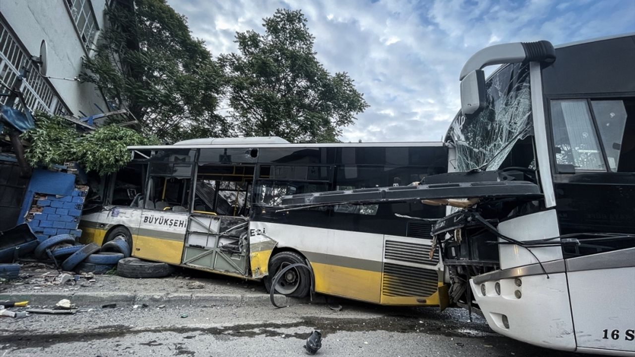 Özel halk otobüsünün çarpıştığı kazada sürücüler yaralandı