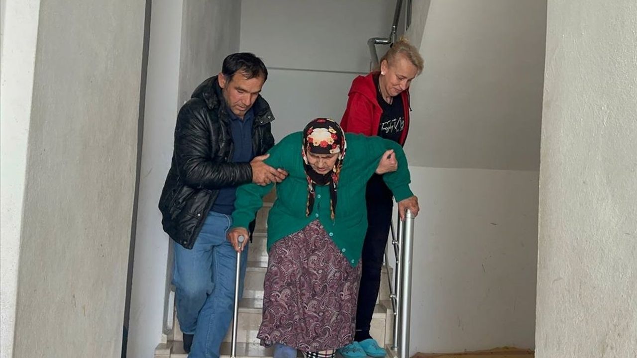 TRABZON - 101 yaşındaki kadın oy kullandı
