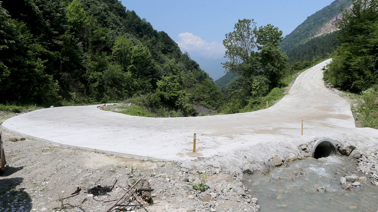 Büyükşehir’den Geyve’nin kırsalına 14 kilometre yeni beton yol
