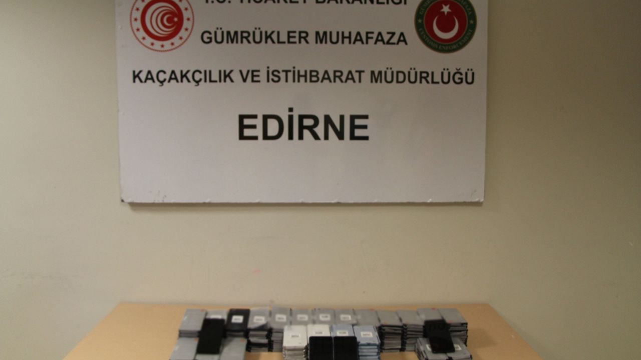 Kapıkule'de 200 kaçak cep telefonu ele geçirildi