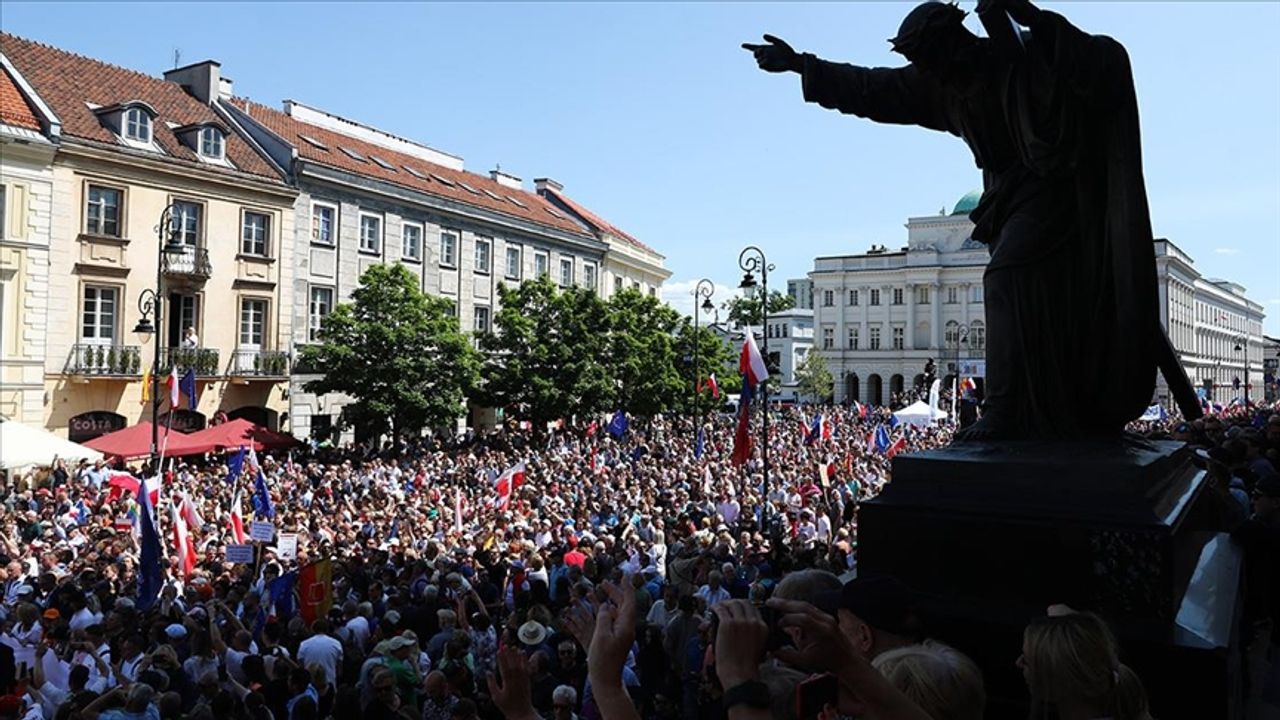 Polonya'daki büyük protestoya 500 bin kişinin katıldığı belirtildi