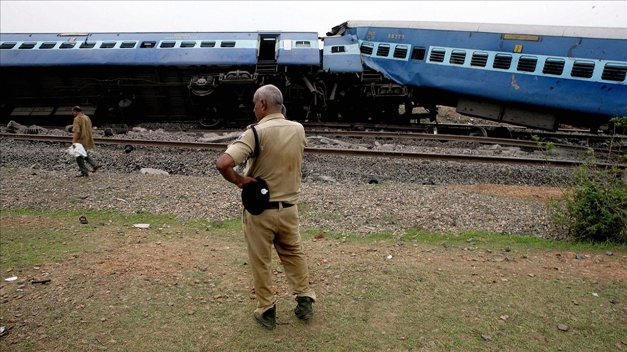 Hindistan'da meydana gelen tren kazasında 50 kişi öldü