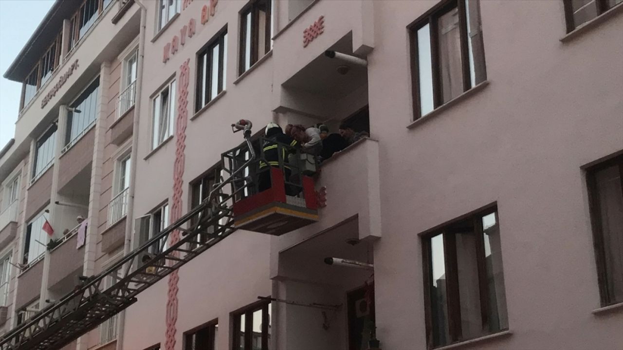 Bilecik'te çıkan yangında bina sakinleri itfaiye merdivenleriyle tahliye edildi