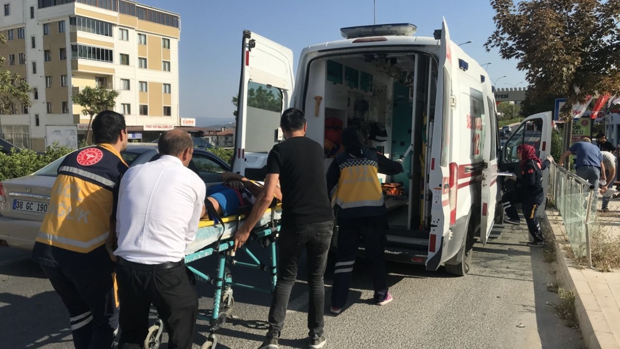 Bilecik'te otomobil ile motosikletin karıştığı kazada 1 kişi yaralandı
