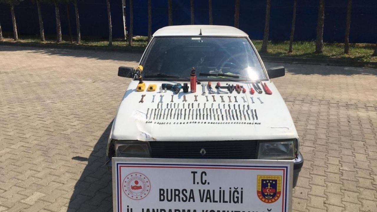 Bursa'da trafik işaret levhalarını çalan 3 zanlı tutuklandı