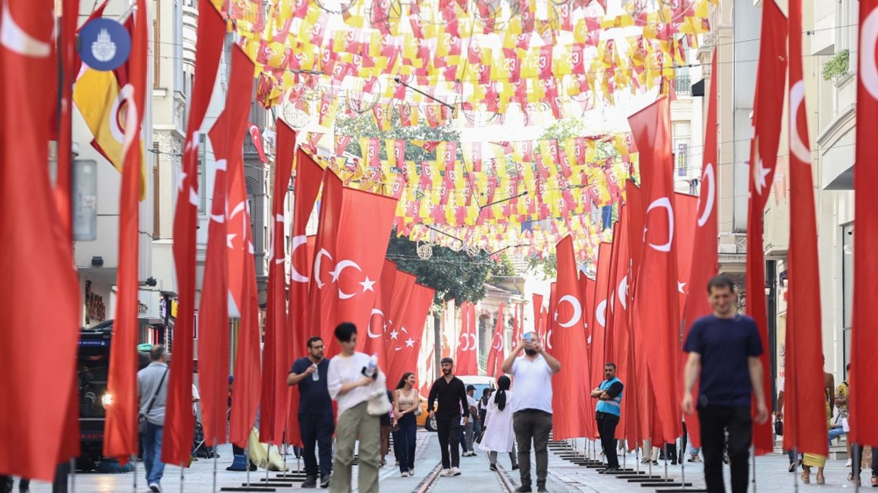 İstiklal Caddesi 30 Ağustos Zafer Bayramı'nda Türk bayraklarıyla donatıldı