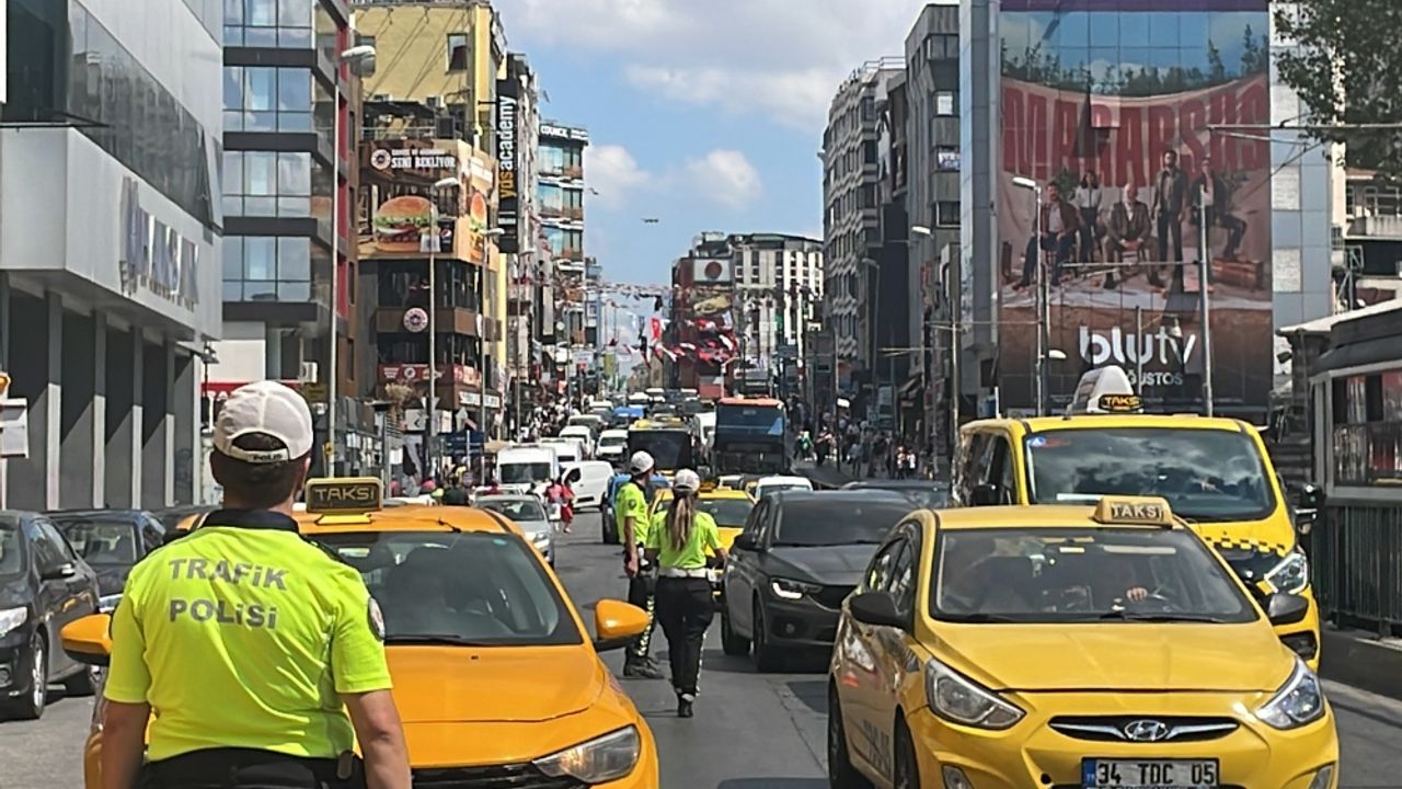 Kadıköy'de dron destekli "yaya geçidi" denetimi yapıldı