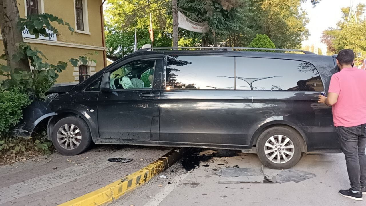 Kocaeli'de ağaca çarpan minibüsteki 5'i turist 6 kişi yaralandı
