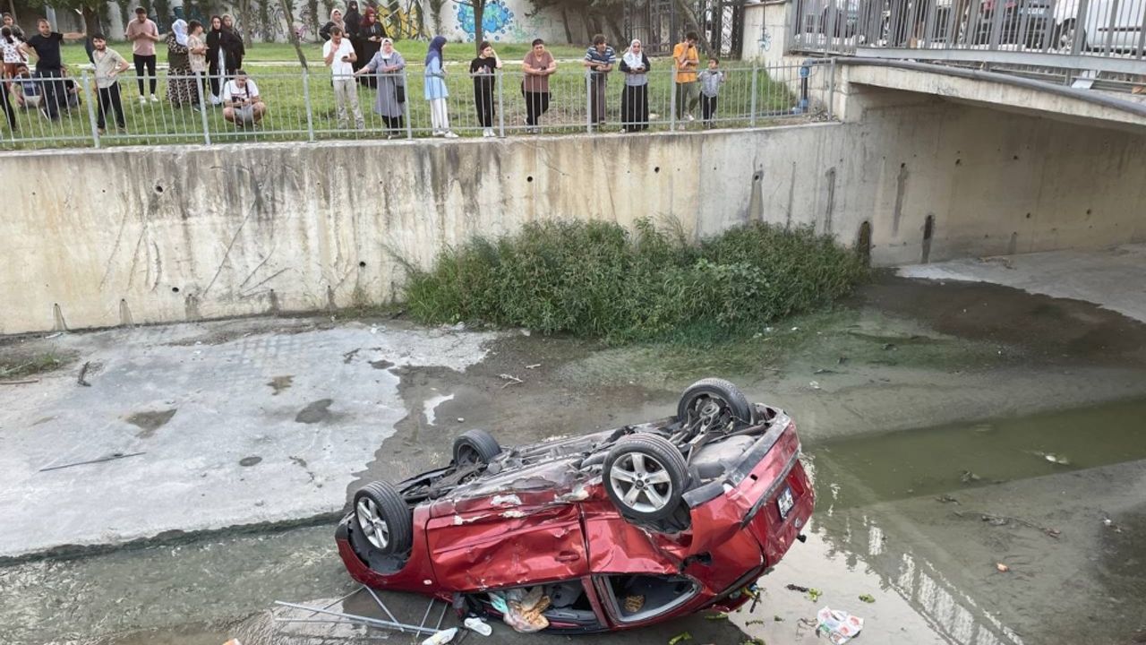 Küçükçekmece'de hafif ticari araçla çarpışan otomobil su kanalına düştü