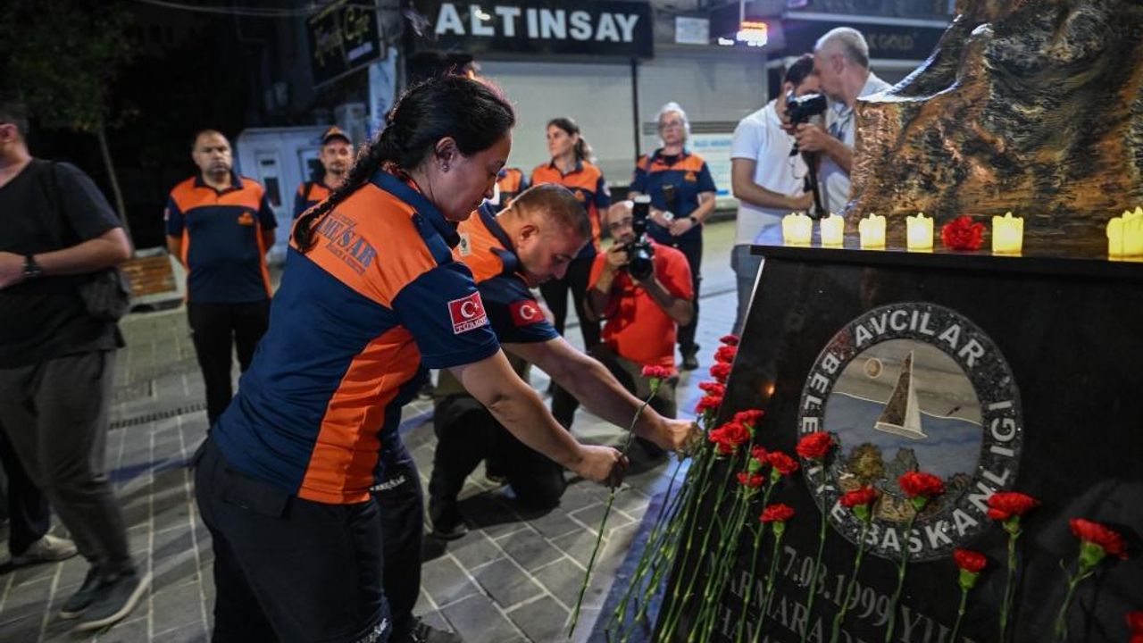 Marmara Depremi'nde hayatını kaybedenler İstanbul'da anıldı