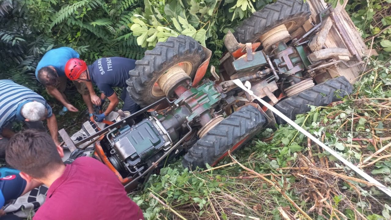 Sakarya'da dereye devrilen traktörün sürücüsü yaralandı