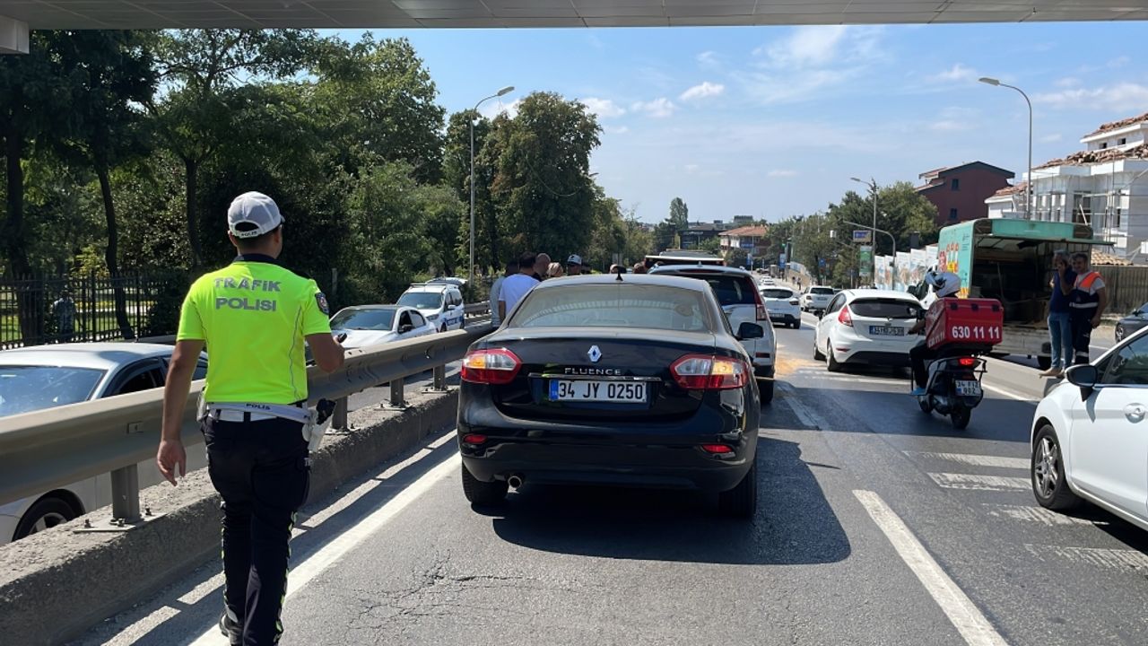 Üsküdar'da zincirleme trafik kazasında 4 araçta hasar oluştu