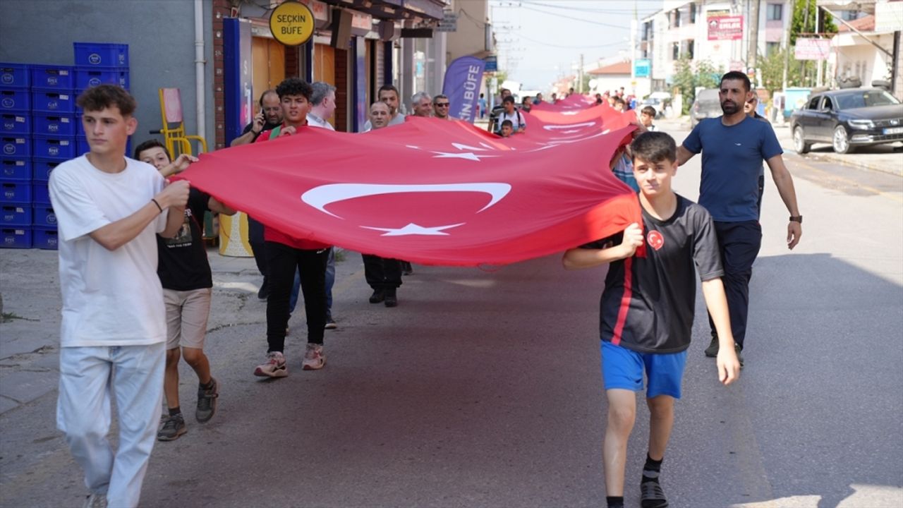 Karapürçek'te sporcu ve antrenörler, 100 metrelik Türk bayrağıyla yürüyüş yaptı