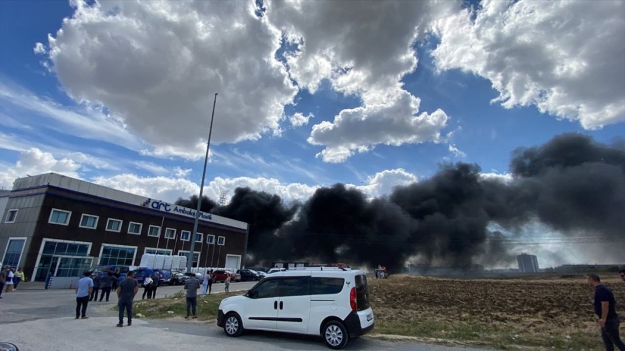 Silivri'de fabrikada çıkan yangına ekipler müdahale ediyor