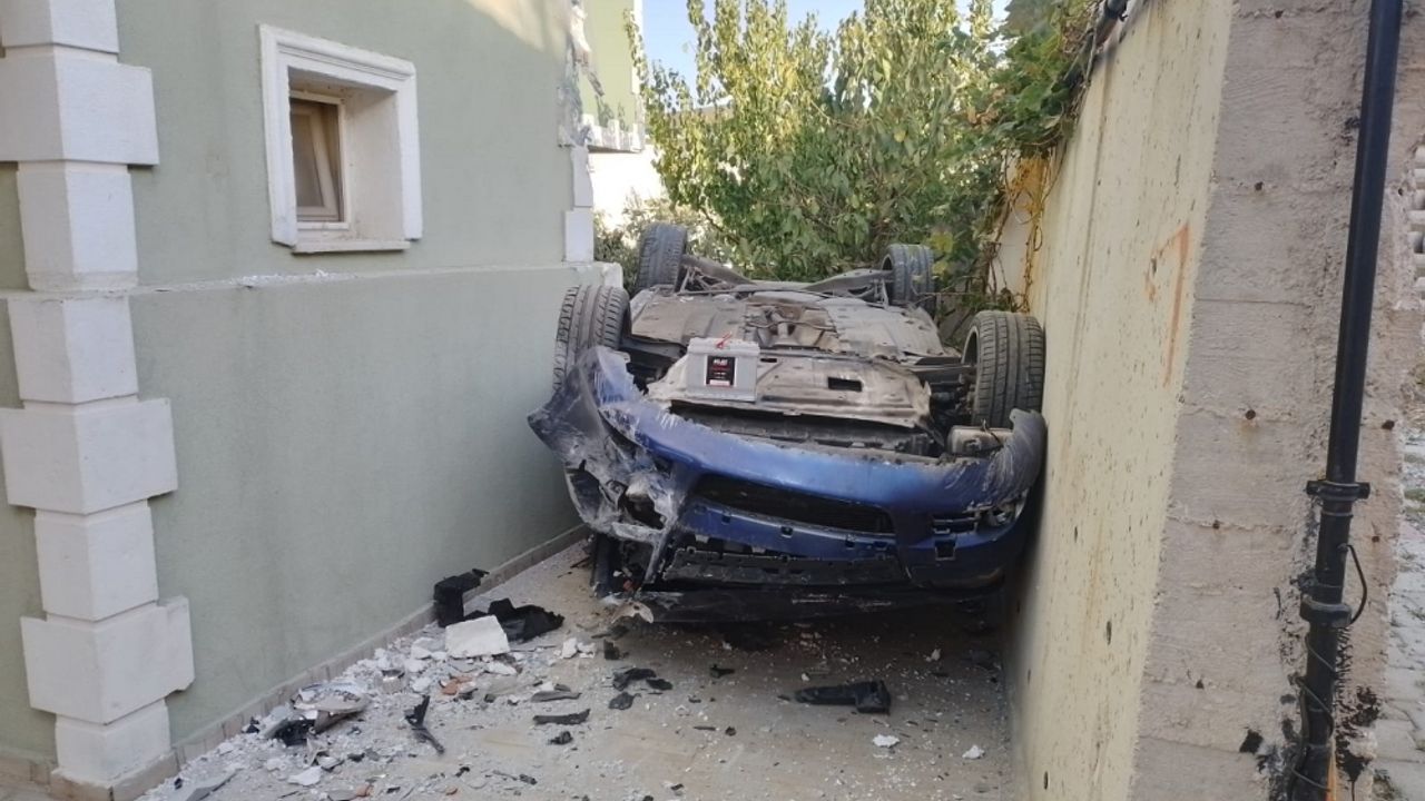 Yalova'da hakimiyetini kaybeden otomobil evin bahçesine girdi