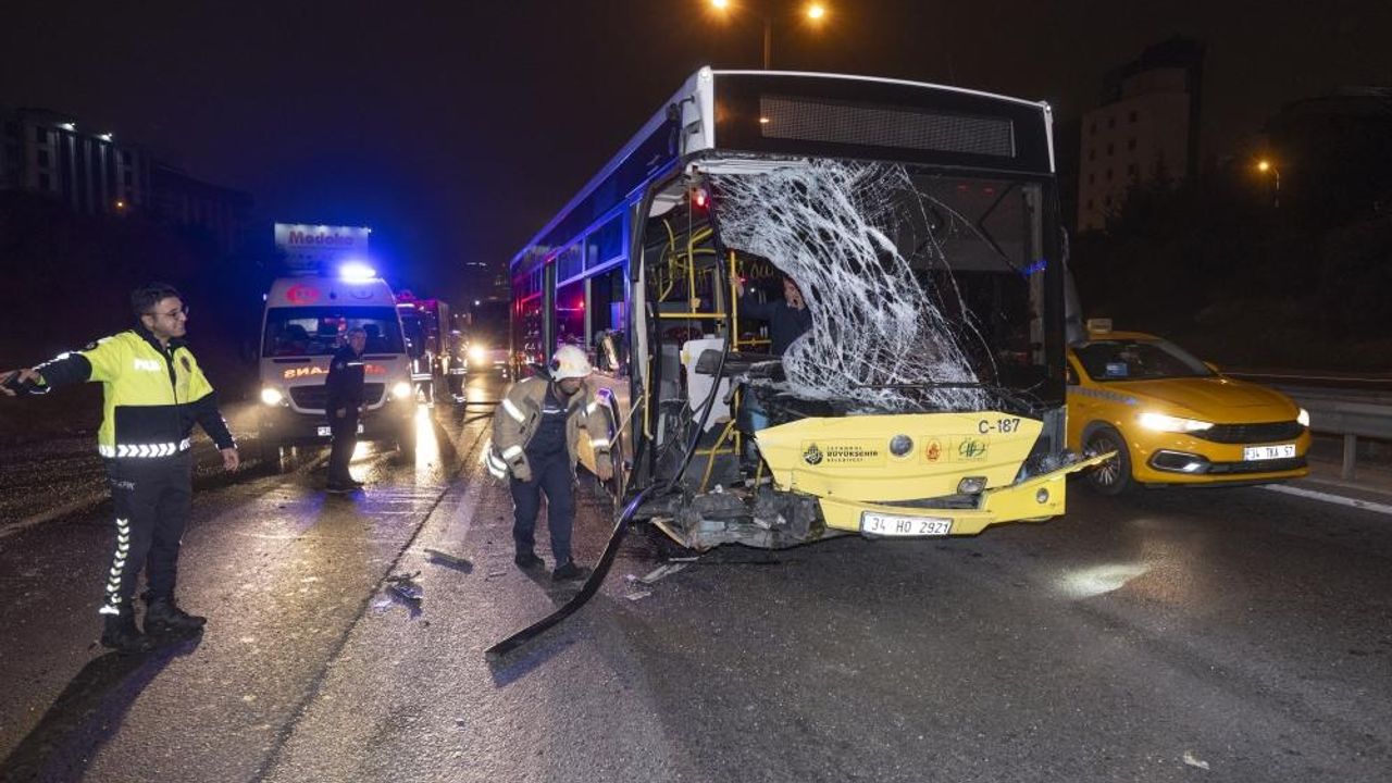 Ataşehir'de İETT otobüsü ile minibüsün çarpışması sonucu 2 kişi yaralandı