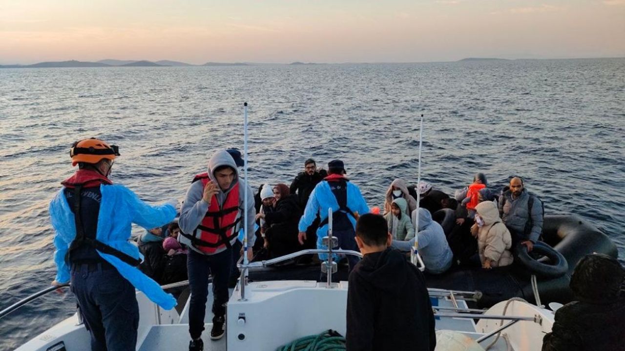 Ayvalık açıklarında motoru arazı yapan lastik botta mahsur kalan 45 düzensiz göçmen kurtarıldı