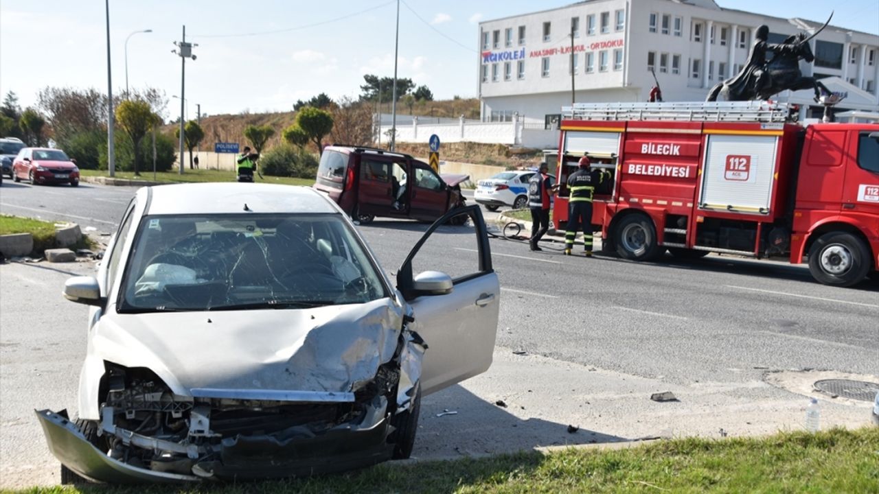 Bilecik'te kamyonetle otomobilin çarpıştığı kazada 2 kişi yaralandı