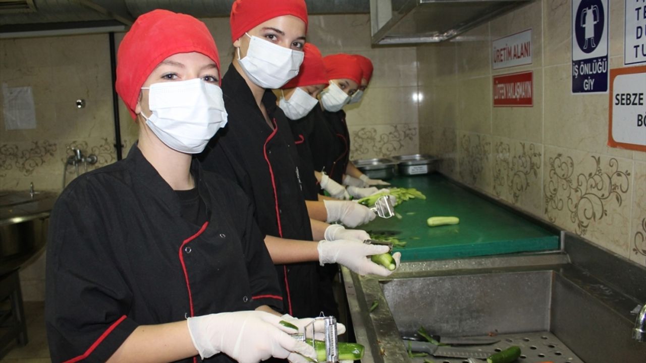 Çanakkale'de meslek liseliler taşımalı eğitim öğrencileri için 10 kazan yemek pişiriyor
