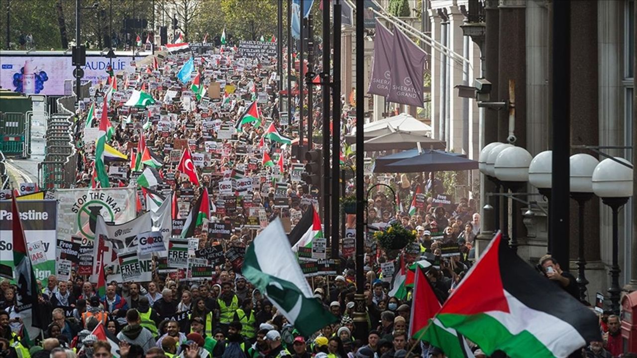 İngiltere'de Filistin'e destek yürüyüşü