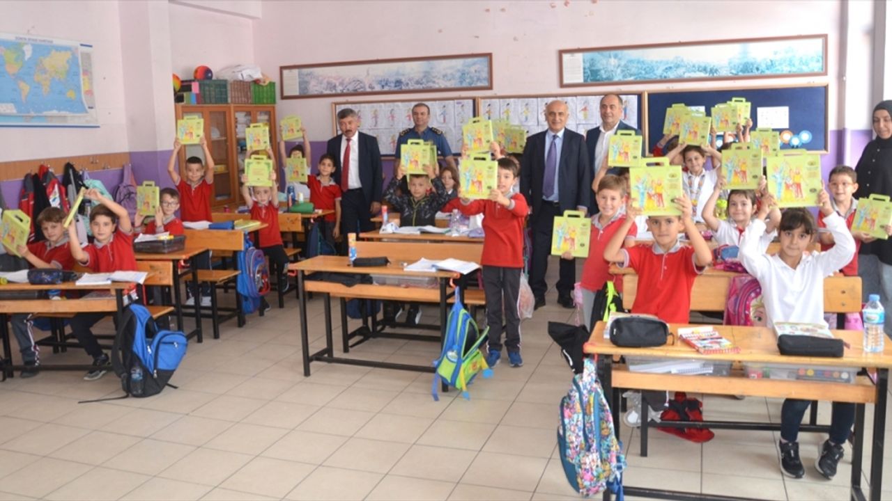 Karamürsel'de ilkokul öğrencilerine ücretsiz hikaye kitabı dağıtıldı