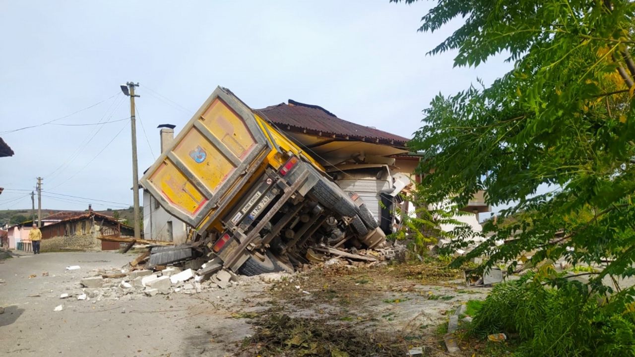 Kocaeli'de eve çarpan hafriyat kamyonunun sürücüsü yaralandı