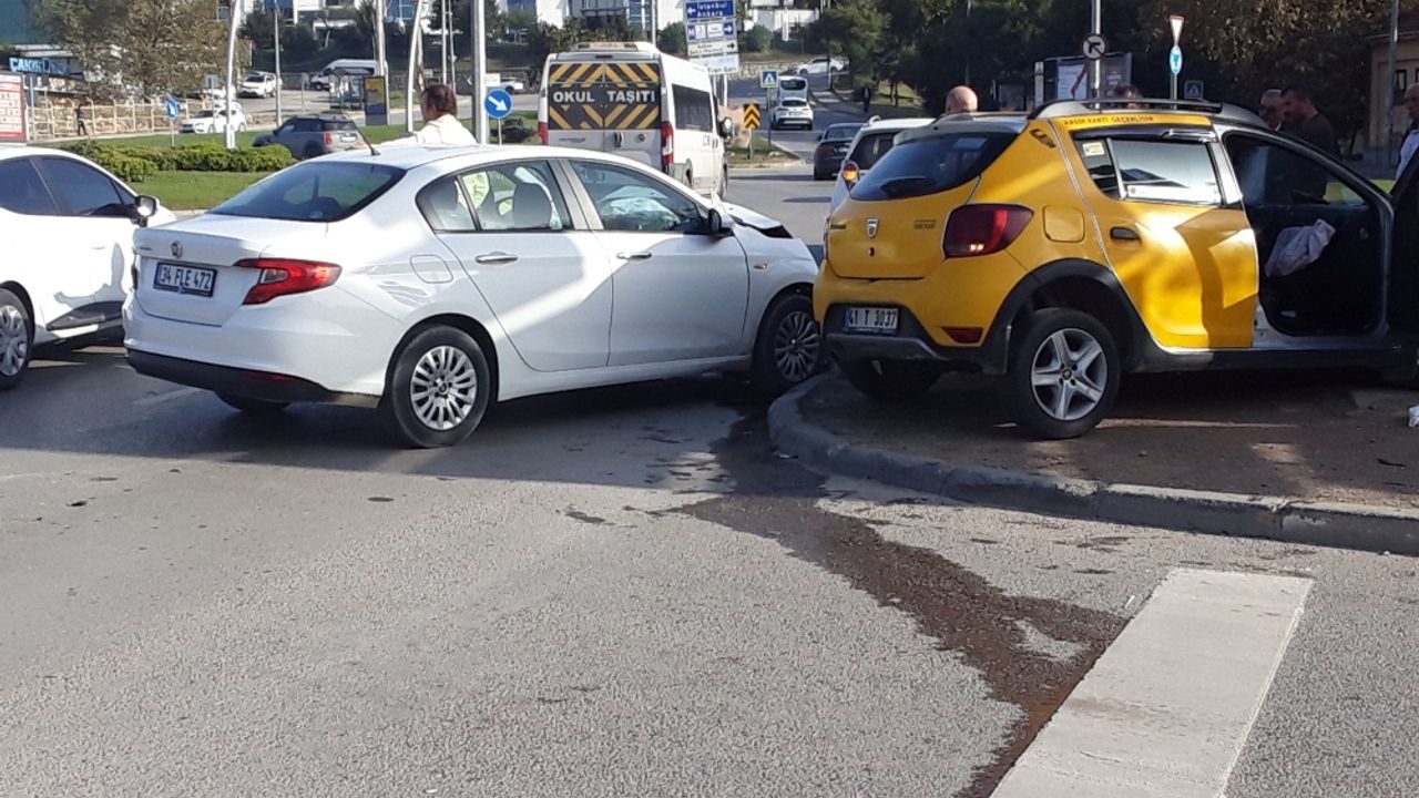 Kocaeli'de taksi ile otomobilin çarpıştığı kazada 4 kişi yaralandı