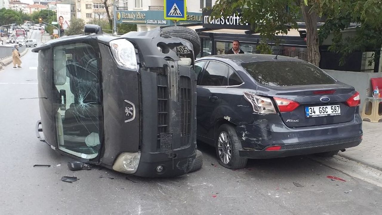 Maltepe'de otomobilin devrilmesi sonucu trafik yoğunluğu yaşandı
