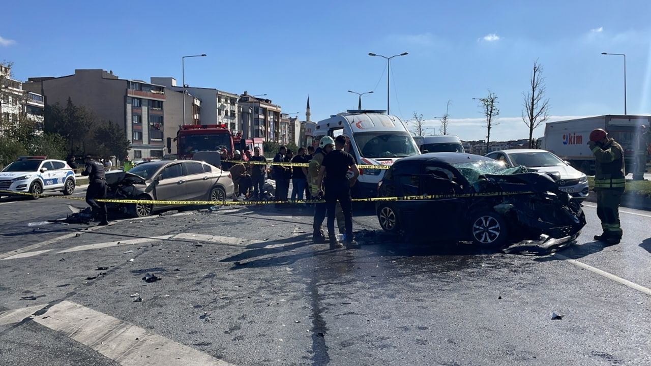 Sultangazi'de 2 otomobilin çarpıştığı kazada 6 kişi yaralandı