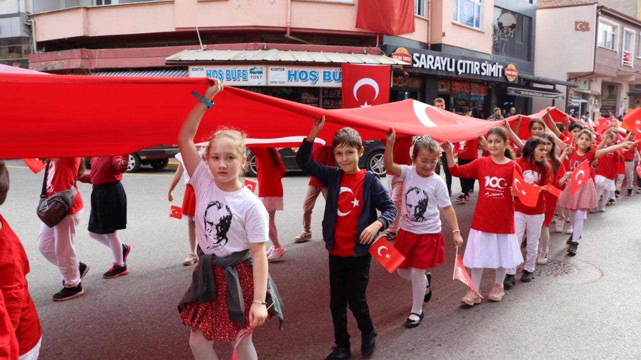Ferizli'de öğrenciler Cumhuriyet'in 100. yılı dolayısıyla Türk bayraklarıyla yürüdü