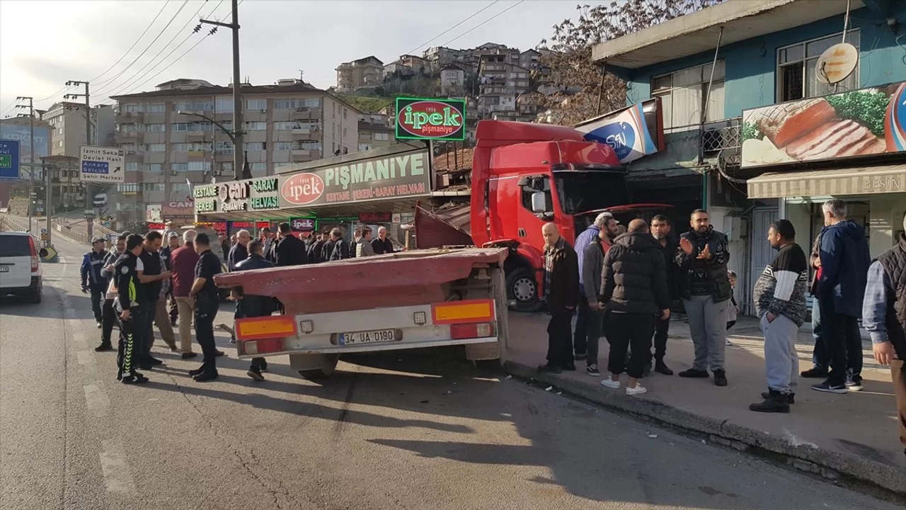 Kocaeli'de tırın çay ocağına çarptığı kazada 4 kişi yaralandı