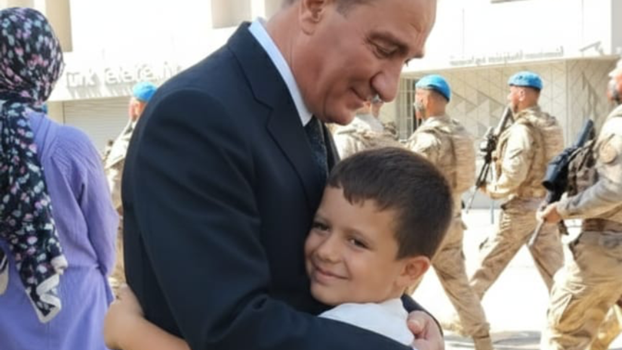 Minik Aybars’ın Atatürk’e Sarıldığı Fotoğraf Yüreklere Dokundu