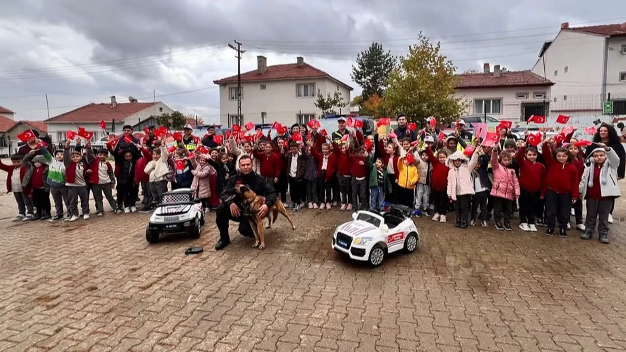 Öğrencilere Jandarma’dan Hem Eğitici Hem Eğlenceli Program