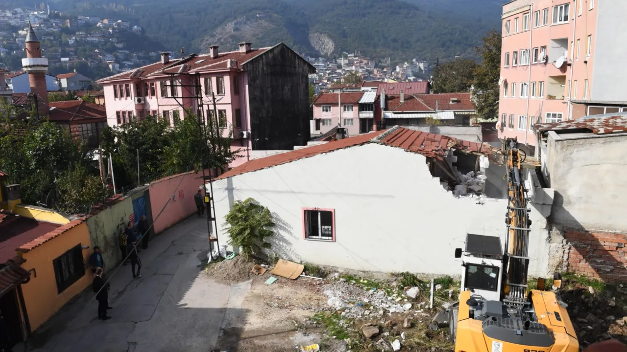 Osmangazi Mahallesi’nde Kaçak Yapı Yıkıldı, Tarihi Alan Korundu