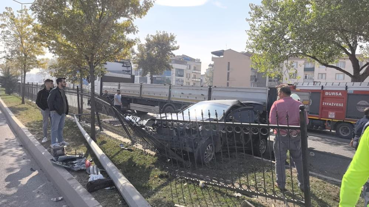 Kontrolden Çıkan Otomobil Tıra Çarptı: 2 Yaralı