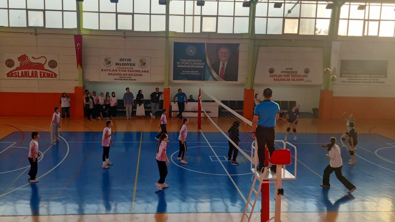 Geyve'de Anneler Günü'ne Özel Voleybol Turnuvası Başladı