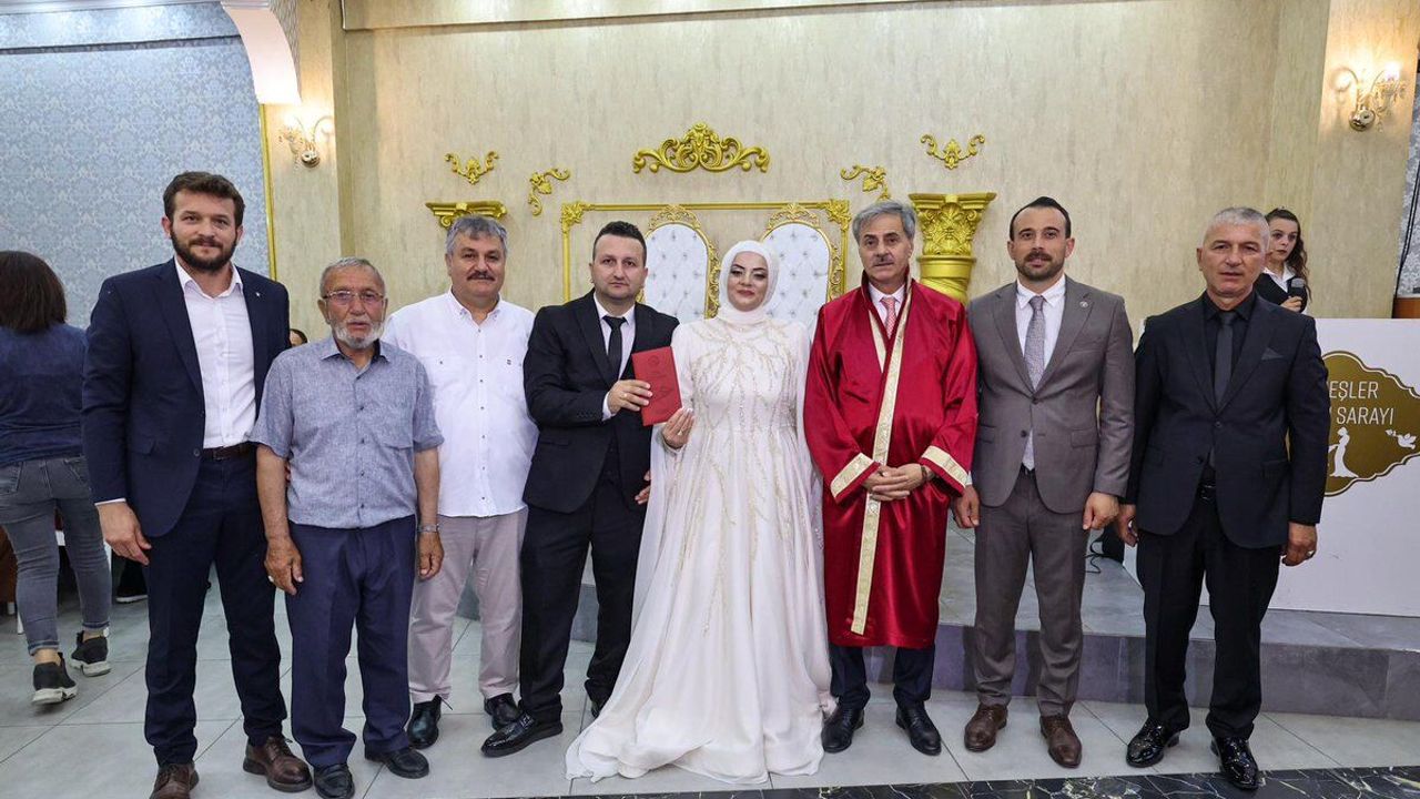 Başkan Alemdar, Neslihan ve Hüseyin Çiftinin Nikâhını Kıydı