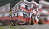 Nepal’de felaket: Bina saniyeler içinde nehre gömüldü
