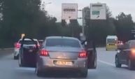 Trafikte akılalmaz görüntüler! Seyir halindeyken kapıları açtılar
