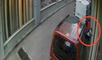 10 yaşındaki çocuk sokak ortasında darp edildi! Dehşet anları kameraya yansıdı
