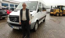 Tersten konuşuyor, türküleri bile ezgisini bozmadan söylüyor